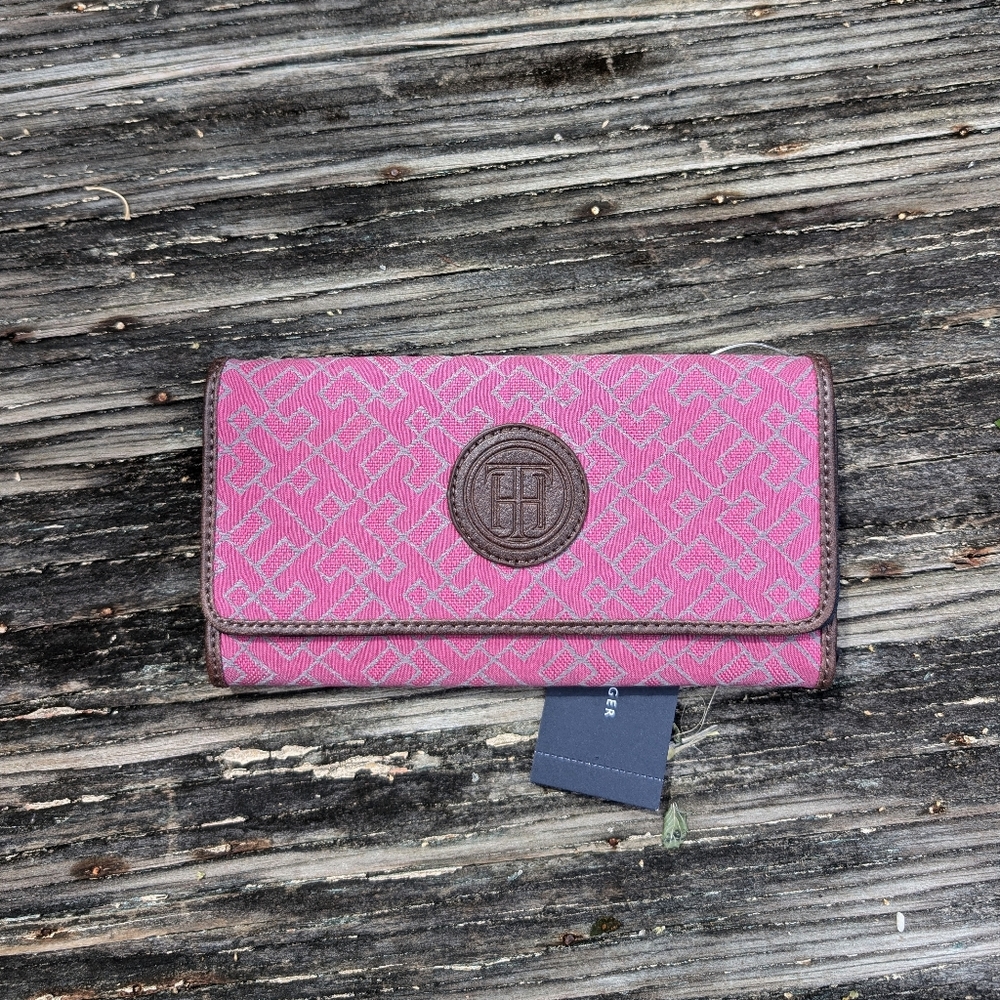 NWT Tommy Hilfiger Logo Central Wallet